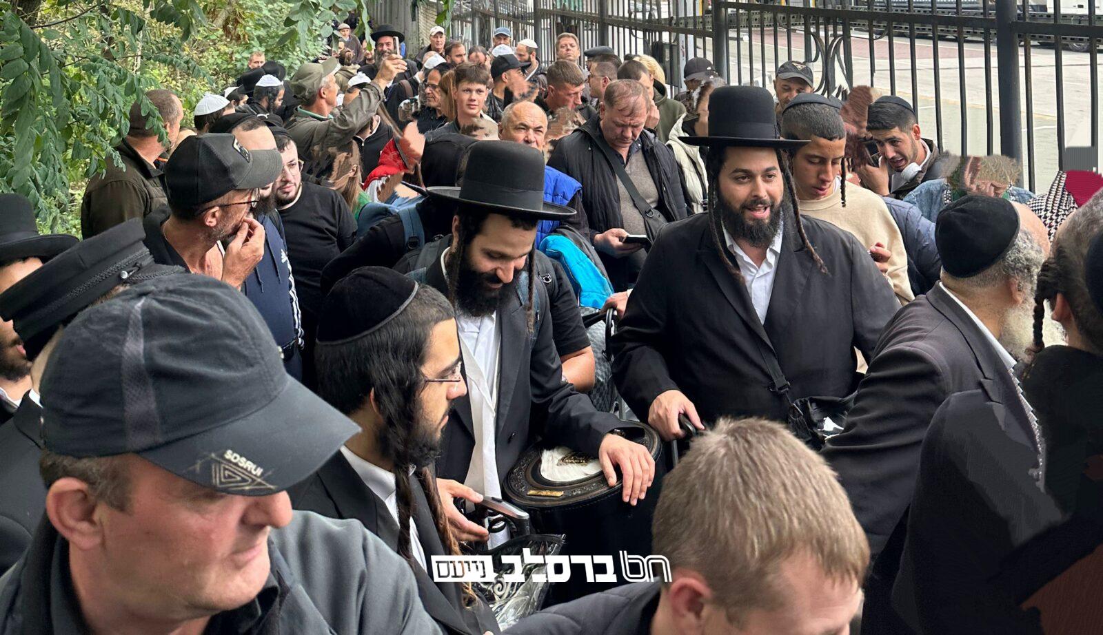 הרב ישראל דגן מחזק את ההמונים הממתינים בגבול מולדובה אוקראינה |◄