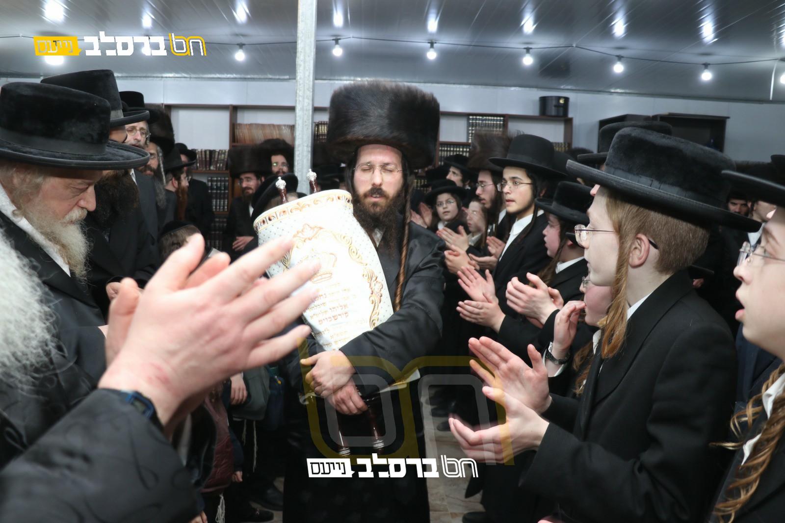 בית שמש • הכנסת ספר תורה לע"נ הבחור נחמן קירשבוים ע"ה