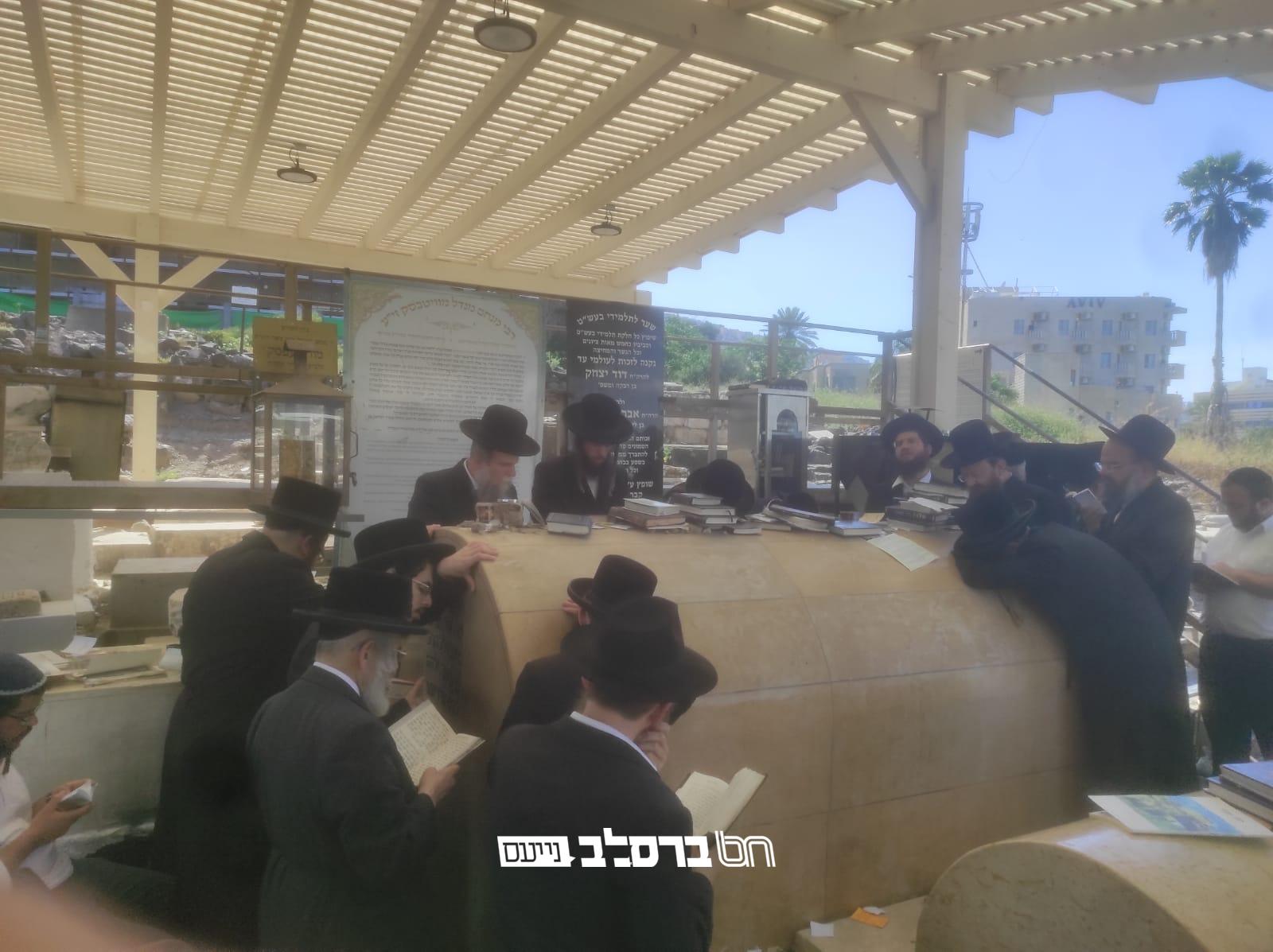 א' אייר • 'שיח שרפי קודש' על רבי מנחם מנדל מוויטעפעסק זיע"א |↓