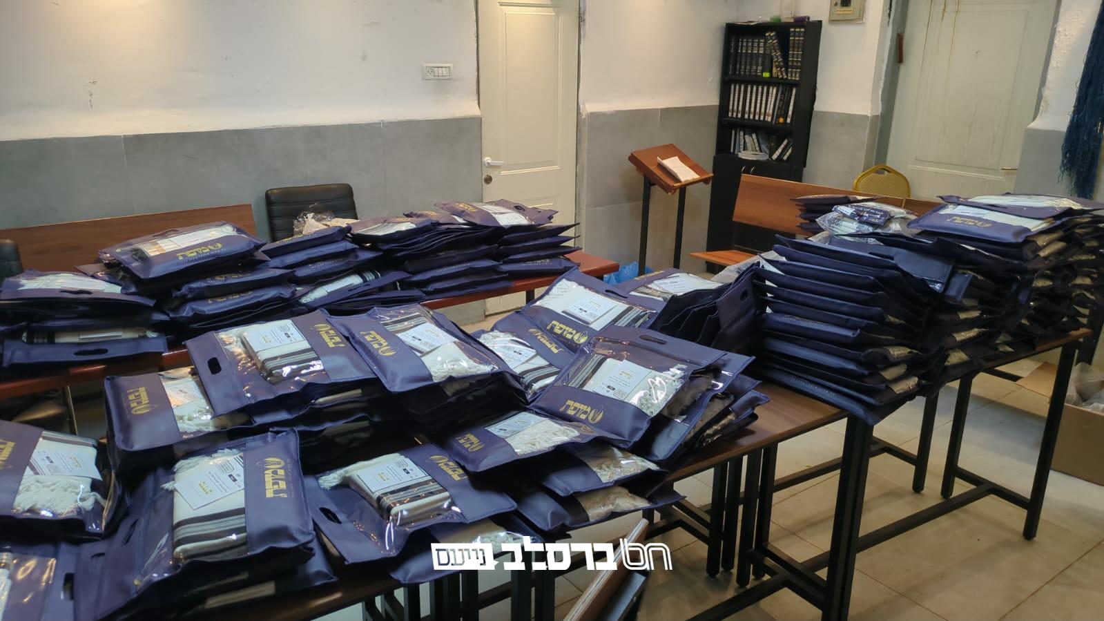 צפת • ב'פאר הנצח' חילקו ציציות וטליתות לפסח