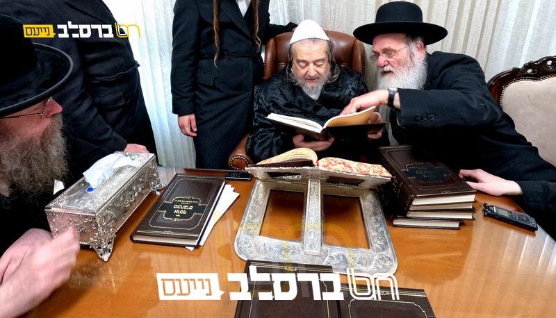 הפצה • הגרי"מ שכטער מקבל את ספרו החדש 'אוסף מכתבים' חלק ה'