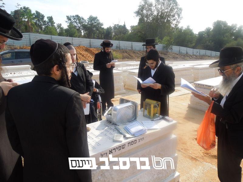"וַיַּצֵּב מַצֵּבָה" • הקמת מצבה על קבר רבי פסח שפירא זצ"ל