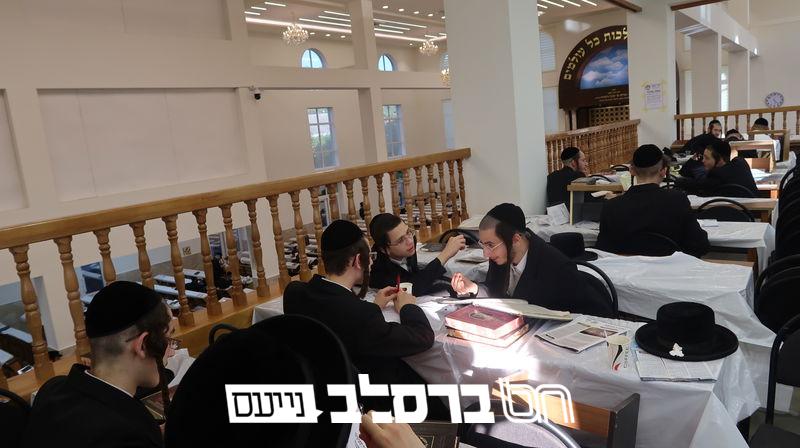 'תמימי דרך' מחלקים חוברת 'ביאור משולב' על תורה ז' תנינא "כִּי מְרַחֲמָם יְנַהֲגֵם" |↓