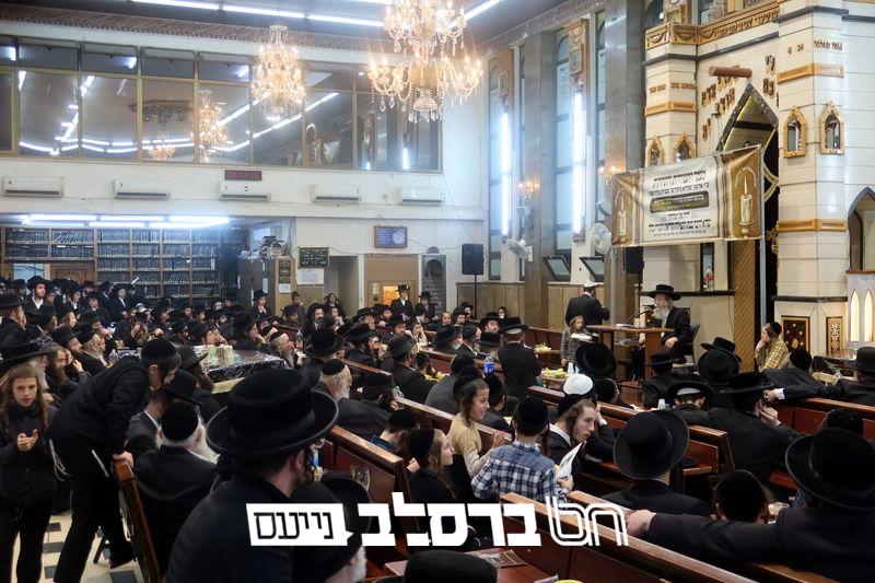 שתיקה בשעת התפילה: מאות בהילולת רבי שמעון שפירא זצוק"ל ב'שוהל' |◄