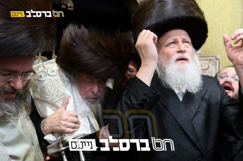 ה'שוהל' • אלפים בראשות הגר"מ קרמר במעמד 'הקפות שניות' | ◄