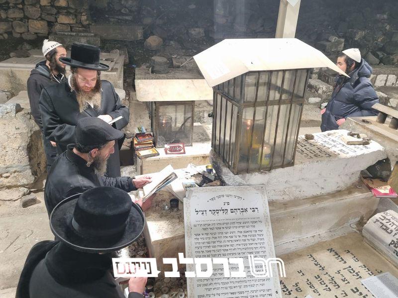 טבריה • אנ"ש עלו לפקוד את ציון הרה"ק מקאליסקער זיע"א