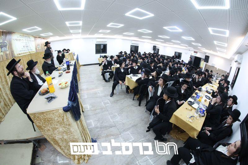 מודיעין עילית • סיום "בבא מציעא" בשילוב קביעת מזוזות לבנין החדש של ישיבת ברסלב לצעירים