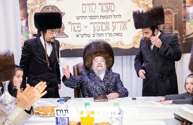 הגרי"מ שכטער במסיבת לחיים עם הוצאת ספרו 'אודיע אמונתך' לחג הפסח