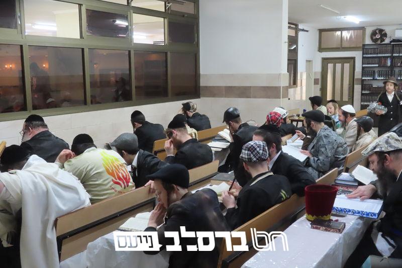 לַיְּהוּדִים הָיְתָה אוֹרָה • אבות ובנים בבית הכנסת ברסלב 'נחל חן' בית שמש