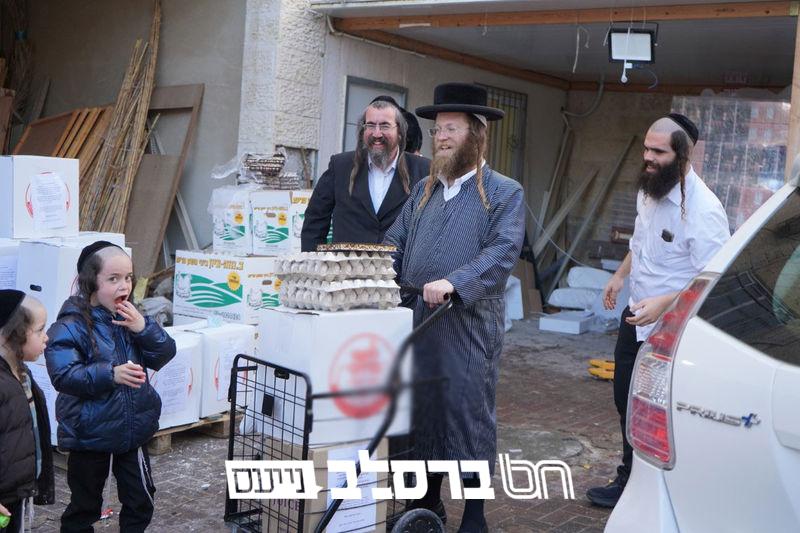 "דעם פסח אליין…" חלוקת קמחא דפסחא למתפללי ביהמ"ד אור הנחל |◄