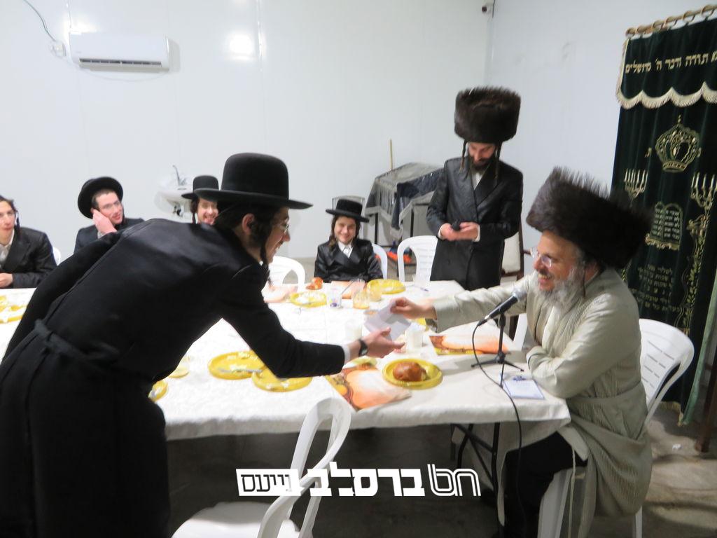 אנשי הצדיק • מעמד חלוקת מלגות לבחורי ישיבת בין הזמנים וכולל חצות