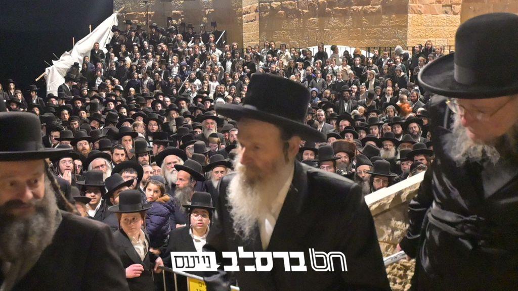 בְּרוּכֵי צְפַת: הדלקה לכבוד הרשב"י בראשות הגר"א קעניג בקהילת 'נחל נובע' צפת |◄
