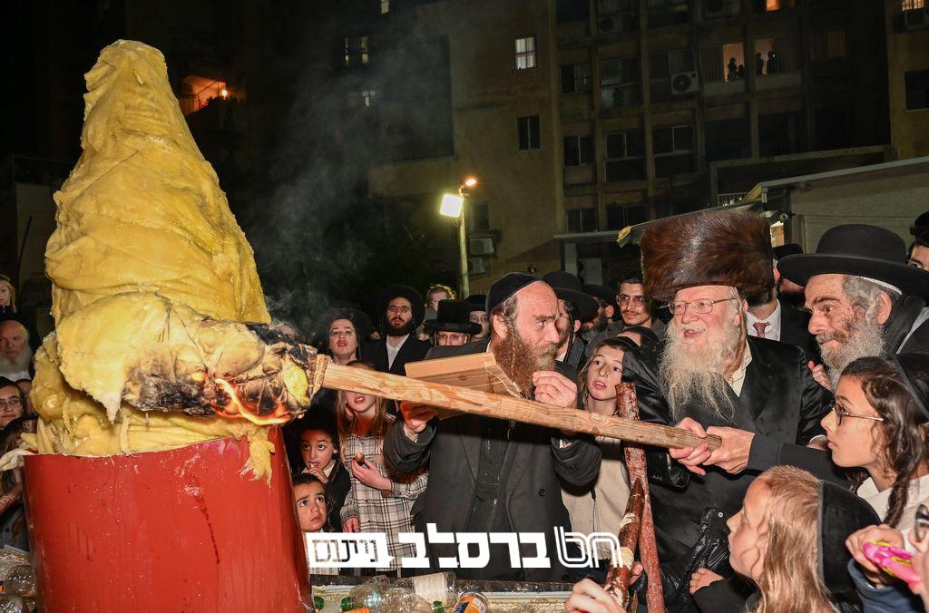 בְּרוּכֵי צְפַת • מאות בהדלקה בבית הכנסת 'פאר הנצח'