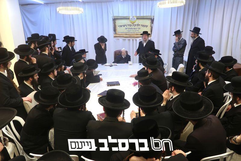 גזירת גיוס: חלוקת עזר נישואין במעונו של הגרי"מ שכטער עבור עשרות 'גיבורי חיל'