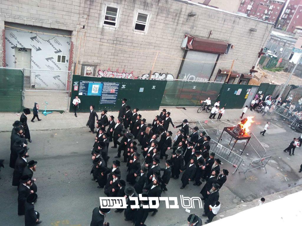 וויליאמסבורג • אנ"ש במעמד ההדלקה בבית הכנסת ברסלב