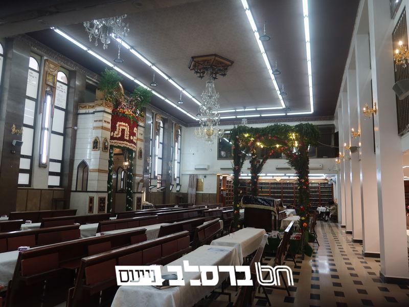 צִצִּים וּפְרָחִים: בית הכנסת הגדול שבירושלים קושט לכבוד חג השבועות