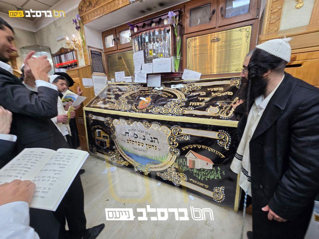 אומן • פרוכת יוקרתית מרהיבה הולבשה על מציבת הציון הקדוש