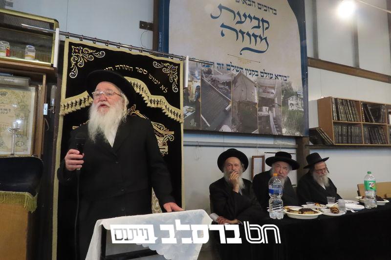 'אהל יעקב' • מעמד קביעת מזוזה בראשות זקני אנ"ש ב"קעניג שוהל"