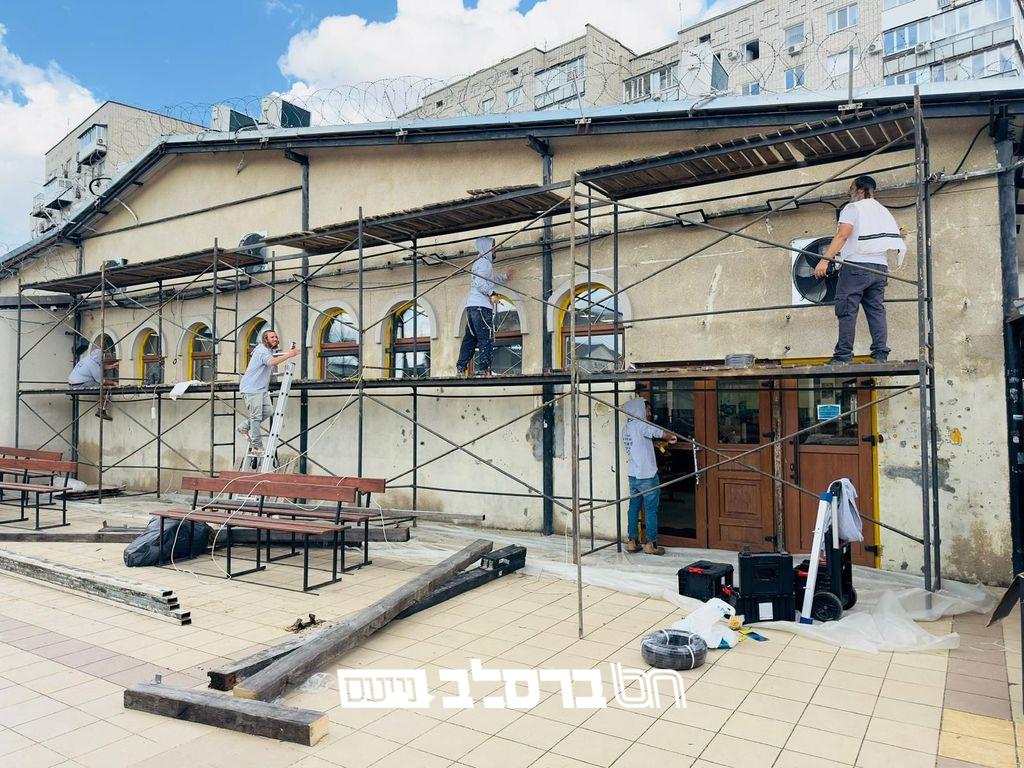 אומן • הפועלים בעבודתם: החל חידוש חזות הציון, צפו | ◄