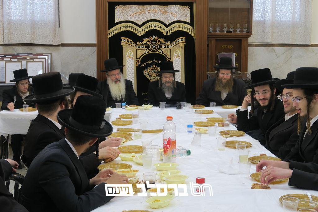 ברכפלד • חלוקת תעודות 'תערובת' בכולל שערים המצוינים בהלכה