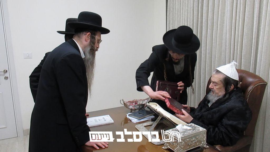 הפצה • הגר"ש מייקוף עלה למעונו של הגרי"מ לרגל הוצאת ספרו 'שערי דעה' חלק ג' |♪