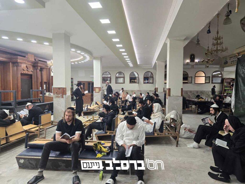 וַיֵּצֵא מִבַּת צִיּוֹן • קינות בתשעה באב בהיכלי ציון רבינו הקדוש באומן | ◄
