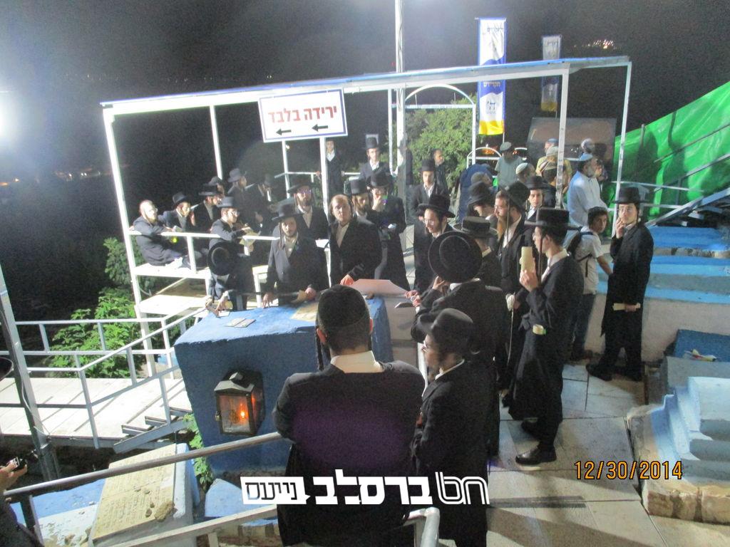 'מקורבים' • בני החבורות עלו ללמוד מכתב מ'עלים לתרופה' על קברו של רבי יצחק בן מוהרנ"ת