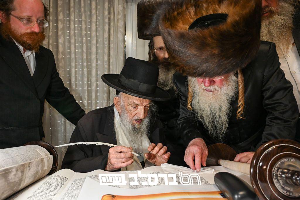 צפת • הכנסת ספר תורה בבית הכנסת 'פאר הנצח' לע"נ בני משפחת גלנט | ◄