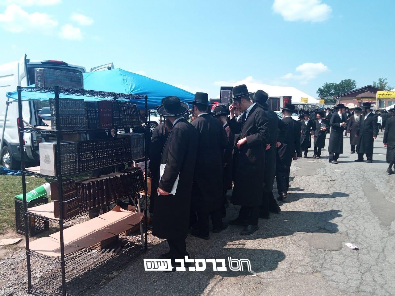 הפצה • בהילולת הגה"ק רבי יואליש מסאטמאר זצוק"ל הופצו המוני ספרי ברסלב