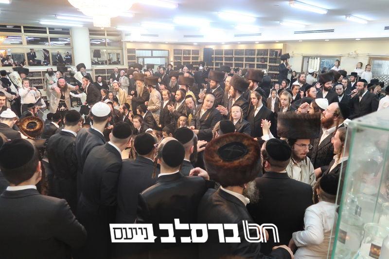 בית שמש • הצצה ל'הקפות שניות' ב'נחלת חן' הבית הכנסת המרכזי של אנ"ש בעיר | ◄