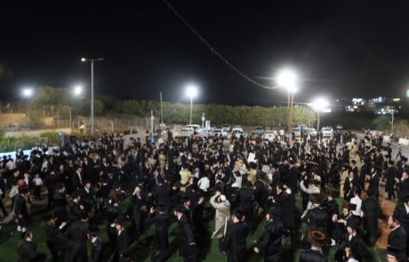 מעמד היסטורי: ברסלב בשמחת בית השואבה מול כלא 10 | ◄