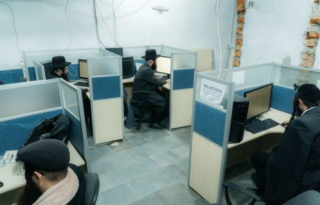 קיבוץ תשפ"ו • גם השנה הפעילו 'איחוד ברסלב' חדר מחשבים מפוקח לרווחת אנ"ש