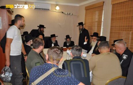 אסיפת הרבנים עם ראשי המשטרה במעונו של הגר"מ קרמר