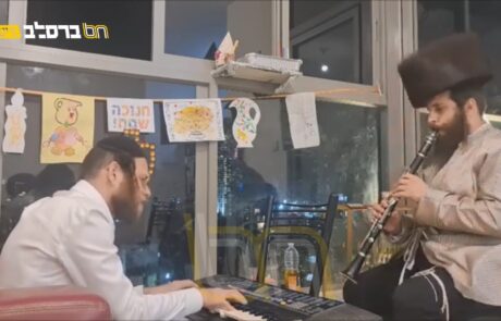 ניגוני ערגה: יוסי קעניג ודוד קליגר בהדלקת נרות | צפו