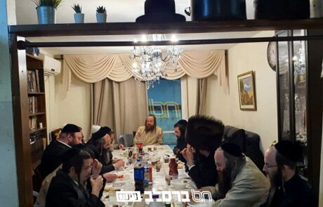 שִׂיחַת חֲבֵרִים • מלווה מלכה בבית הרב יצחק אלון קפלן עם הרה"ח רבי יו"ט חשין שליט"א