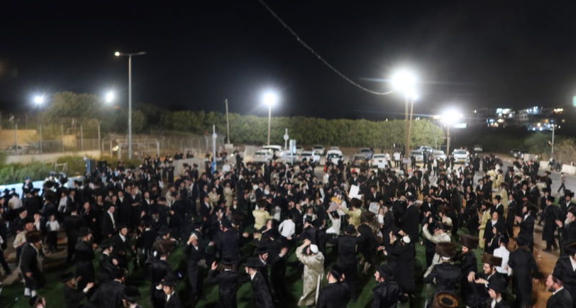 מעמד היסטורי: ברסלב בשמחת בית השואבה מול כלא 10 | ◄