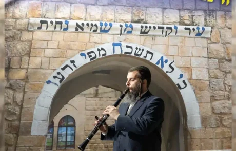 ל"ג בעומר במירון: נגן הקלרינט מאנ"ש דוד קליגר במחרוזת "חסדי השם" | ◄