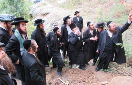 סערה באומן: קיר שנפל חשף קבר ברחוב בילינסקי | צפו